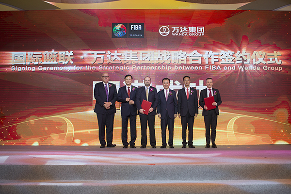万达集团与国际篮联(FIBA)16日在北京举行战略合作签约仪式