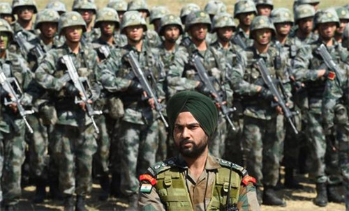 中印对峙最新消息:解放军一脚踹飞印度士兵 印媒却宣扬印度战胜中国