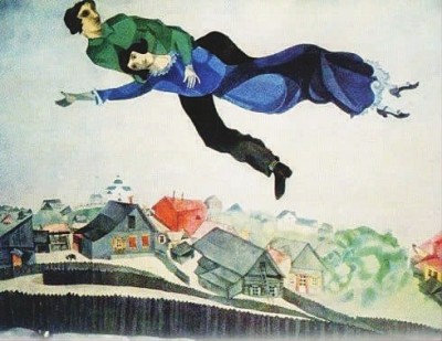 图为俄国画家夏加尔的作品《小镇之上》.(资料图片)