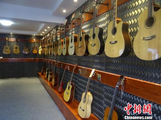 正安县国际吉他园生产的吉他。　赵永章 摄