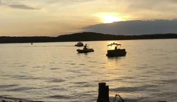 美国密苏里州一个湖泊上发生观光船倾覆事故