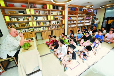 东城区永外街道景泰路上的耕读空间正式落成，评书演员王玥波为孩子们上了第一堂课———“老北京的规矩”。网络图