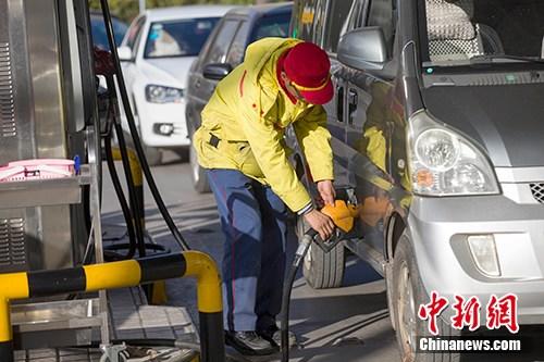 资料图：山西太原，车辆正在加油站加油。<a target='_blank' href='http://www.chinanews.com/'>中新社</a>记者 张云 摄