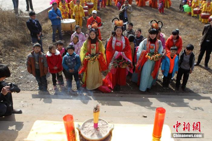 资料图：民众在“春姑娘”的带领下祭拜灶神，当日是农历腊月二十三，中国传统“小年”。 <a target='_blank' href='http://www.chinanews.com/'>中新社</a>发 王中举 摄