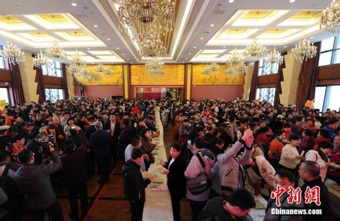 资料图：农历腊月二十三，是中国传统的小年。在吉林长春，一千余名市民齐聚一堂共同包饺子\吃饺子。 刘栋 摄