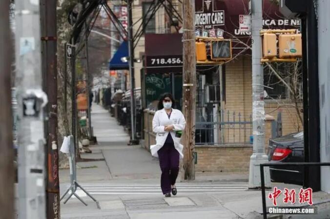 当地时间4月3日，纽约布鲁克林，一名医务工作者走向自己上班的医院。<a target='_blank' href='http://www.chinanews.com/'>中新社</a>记者 廖攀 摄