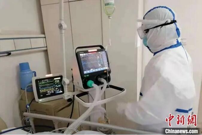 资料图：陕西援武汉医疗队医生白海生操作仪器。供图