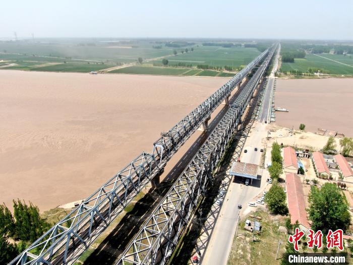 长东黄河大桥迎“接骨手术”铁路父子兵32米上空惊险作业