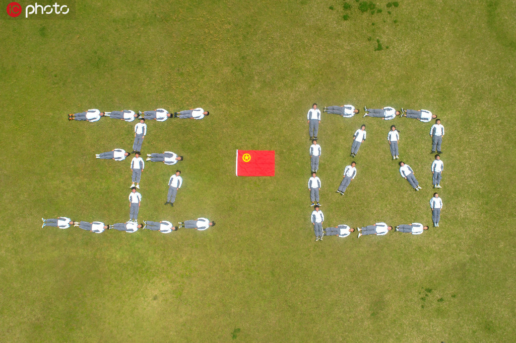 2020年5月2日，浙江省湖州市长兴职教中心，青年学生在操场上摆出“五四”造型，与团旗合影。（无人机航拍）