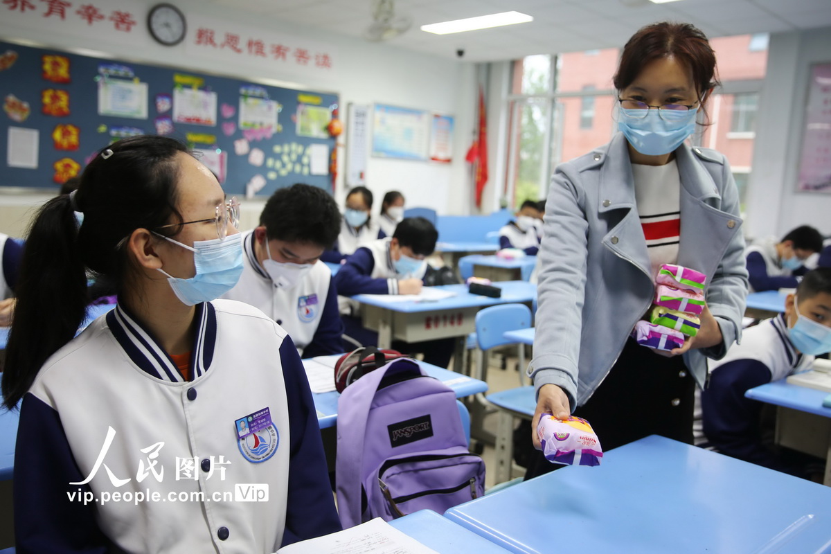 5月8日，青岛西海岸新区实验初级中学王新艳老师在给学生发放消毒湿巾。