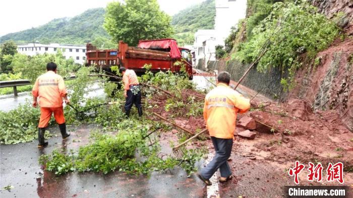 暴雨致部分道路受损浙江新昌清理坍方1800余立方米