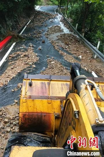 清理塌方路面。　新昌县交通运输局提供 摄