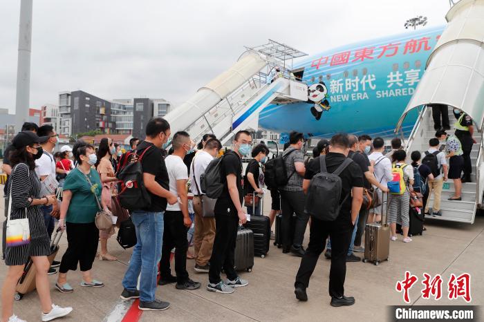 旅客乘坐全球首架“进博号”主题彩绘飞机前往成都。　殷立勤 摄
