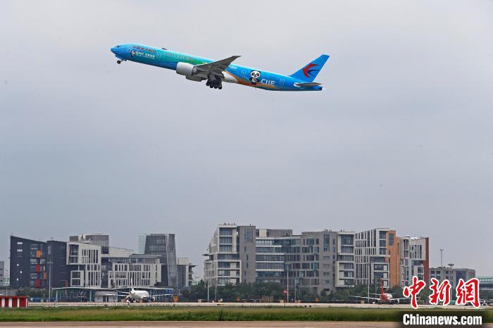 全球首架“进博号”主题彩绘飞机从上海虹桥机场起飞前往成都。　殷立勤 摄
