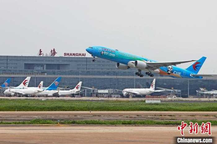 全球首架“进博号”主题彩绘飞机从上海虹桥机场起飞前往成都。　殷立勤 摄