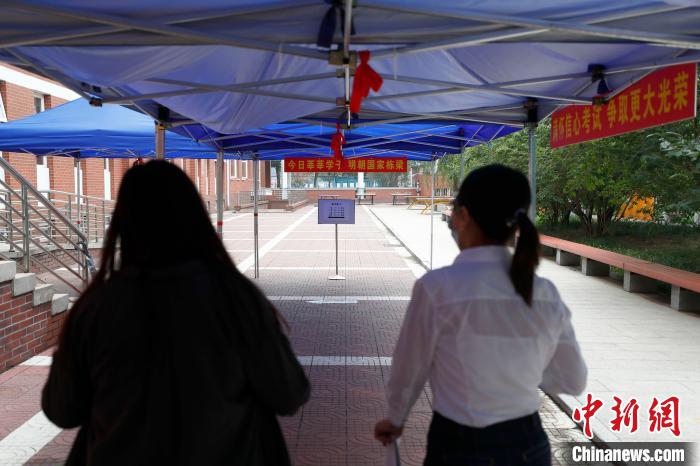 探访北京高考考点：考生间距1米以上增设防疫副主考