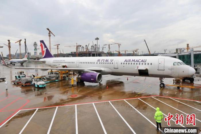 澳门NX225航班抵达杭州。　谭申捷 摄