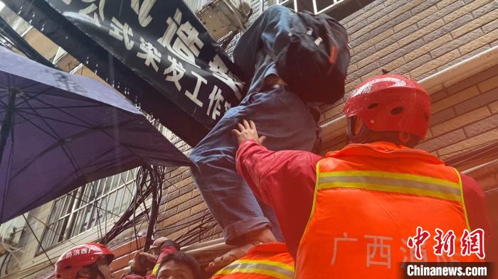 广西融水县城遭遇超警5米洪水消防员奋战10多小时救援忙