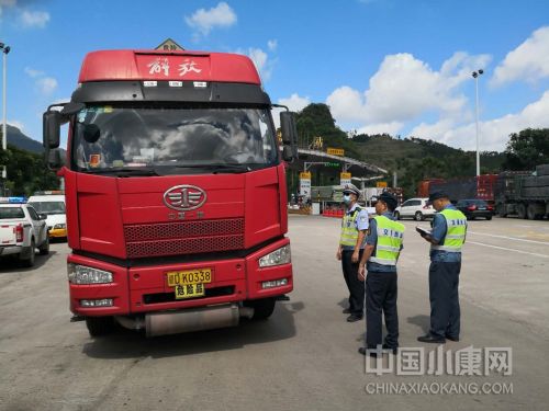 云安区交通运输局、交警在G80云安高速出口开展打击“两客一危”非法运输行为。