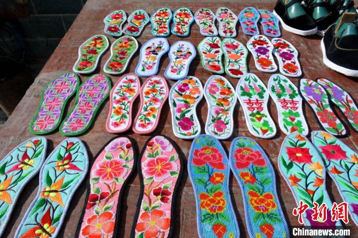 甘肃瓜州传统老布鞋“重回视野”：一针一线“绣”传承