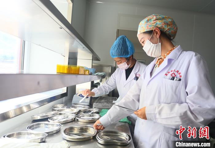 7月下旬，夏河县人民医院医生进行手术用具的消毒清洁。　高展 摄