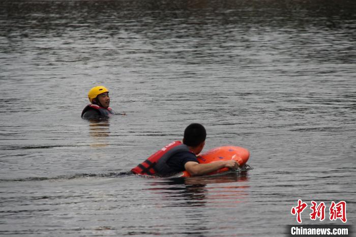 水上救援机器人救援速度是普通救生员的15倍。　于洋 摄