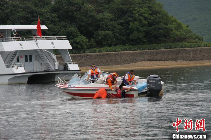 黑龙江镜泊湖举行水上综合搜救演练首次应用水上救援机器人