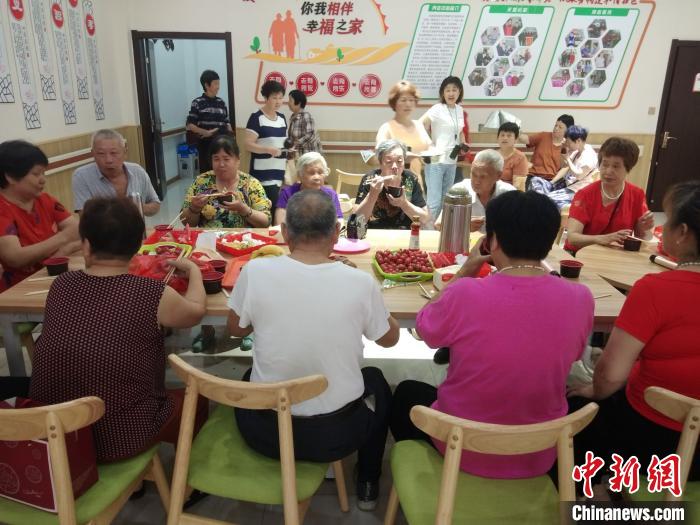 高龄老人在龚家社区居家养老服务站聚餐。　龚保兴 摄