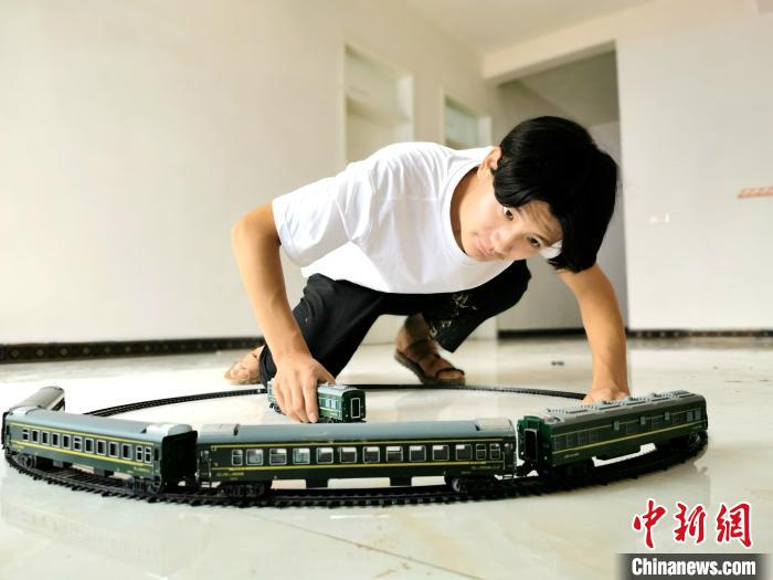 河南一农村大学生地里建“高铁”正在建设“三期工程”