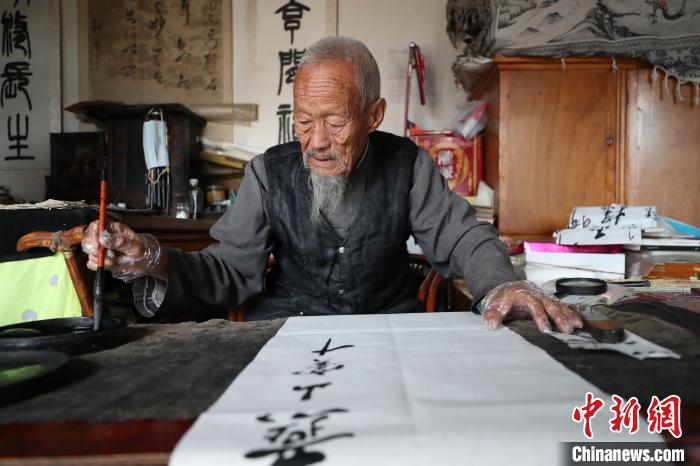 甘肃通渭农民书法家的代表，90岁的李济畅正在书写冯道的《赠窦十》。　于晶 摄