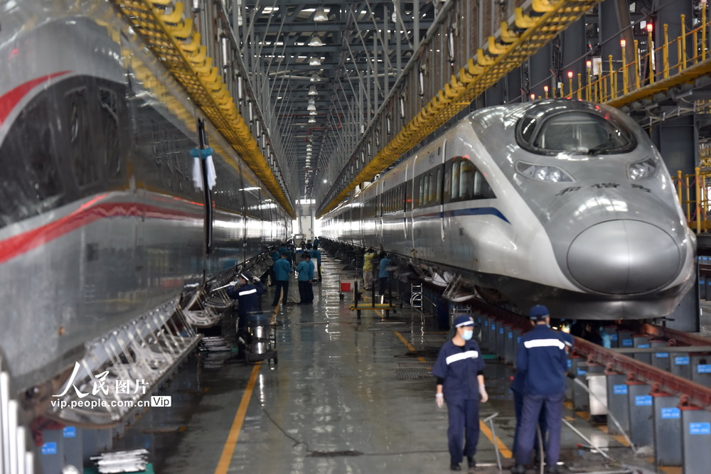 2020年9月22日，武汉动车段检修库内，动车组机械师在对动车进行检修。