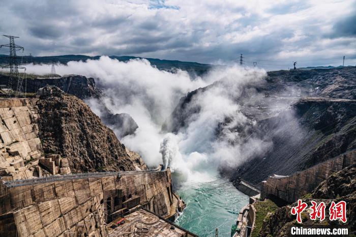 “黄河第一坝”龙羊峡水电站达到正常蓄水位