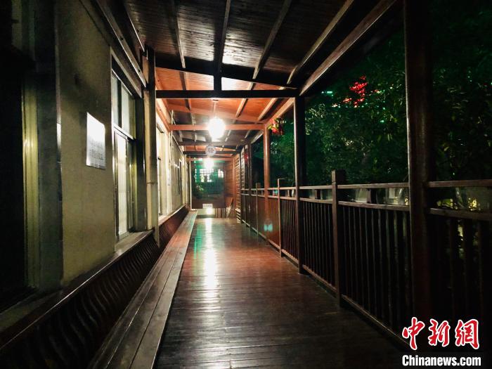 医院各区域门前均有宽阔的走廊，便于患者在雨雪天气依然能够走出居室。　王祖敏 摄