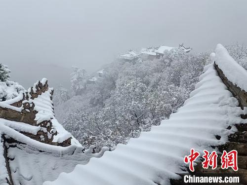 10月27日，位于甘肃省平凉市的国家首批5A级旅游景区——崆峒山迎来了金秋第一场降雪。洁白的雪花覆盖了崆峒山原本层林尽染的秋色，漫山银装素裹，云山雾绕。　王宗智 摄