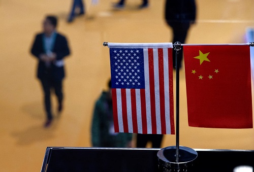 上海举行的首届中国国际进口博览会上的展位上，一面中美国旗