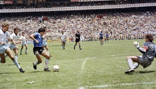 迭戈·马拉多纳（马纳当拿）在1986年世界杯对阵英格兰时的第二个进球