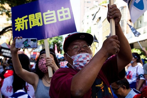 中天电视的支持者手举“新闻自由”标牌表达抗议