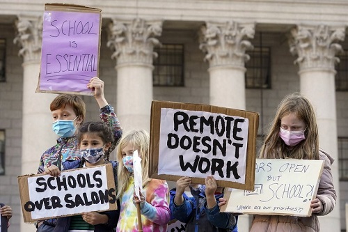 学生们在一次集会中游行，呼吁纽约市长比尔·德布拉西奥（Bill de Blasio）保持学校开放