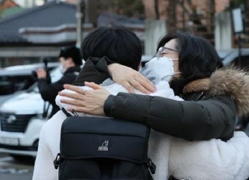 首尔市钟路区景福高中考点前，一位前来送考家长温情拥抱考生