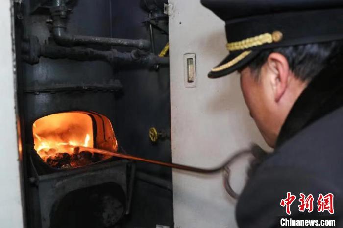 哈铁列车员在为列车烧煤取暖。　哈铁提供 