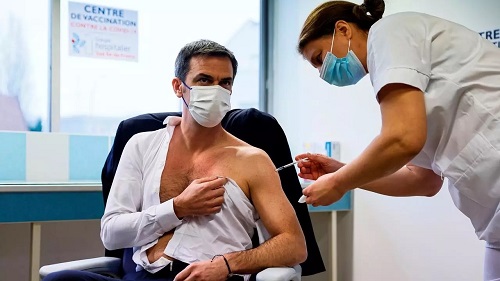 法国卫生部长Olivier VERAN接种阿斯利康疫苗