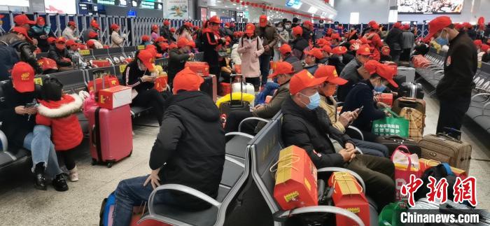 广西近千名“打工人”免费乘动车“点对点”赴粤返岗复工