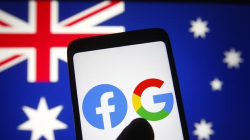 在智能手机上的澳大利亚国旗前可以看到Facebook和Google徽标