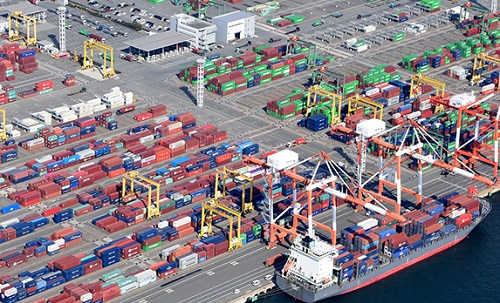海上集装箱滞留，来自中国的进口成本上升