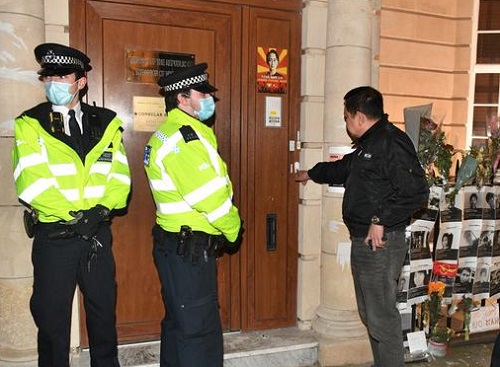 缅甸驻英国大使左绥敏（Kyaw Zwar Min）被关在伦敦大使馆外无法入内