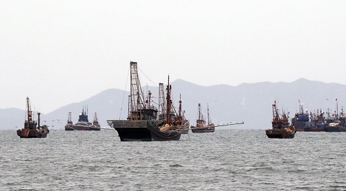 在西部海域北方界线（NLL）附近作业的中国渔船