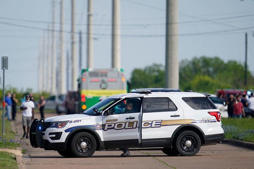 德克萨斯州布赖恩发生的大规模枪击事件现场附近，一名警察挡住道路