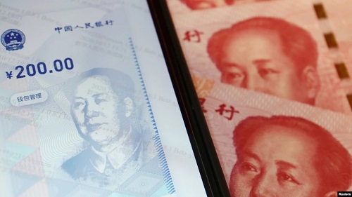 中国数字货币在手机上的官方应用程序与人民币百元钞