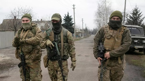 乌克兰武装部队人员在顿涅茨克州马林卡镇