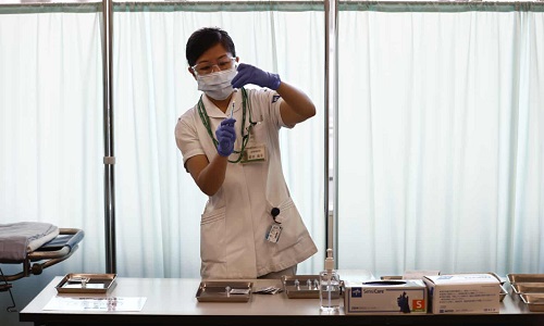 东京的东京医疗中心，一名医务人员在注射器中注入了一定剂量的辉瑞新冠病毒疫苗